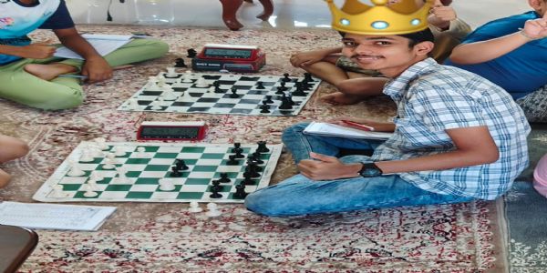 પોરબંદરના 15 વર્ષના સગીરે આંતરરાષ્ટ્રીય ચેસ ફેડરેશનનું ટાઇટલ જીત્યું.