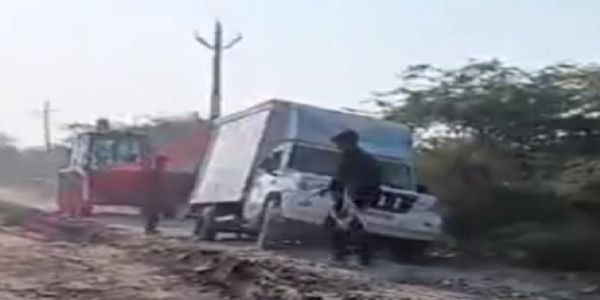 સાંતલપુર પંથકમાં નિર્માણાધીન બ્રિજ પાસે પીકઅપ ડાલુ અકસ્માતથી માંડ બચ્યું