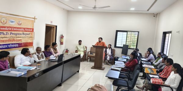 યુનિવર્સિટી ગ્રાન્ટ કમિશન(UGC)ના નિયમો મુજબ,  યુનિવર્સિટીએ રોજ પરિસરમાં છ-માસિક પ્રગતિ પ્રતિવેદન સમીક્ષા બેઠક