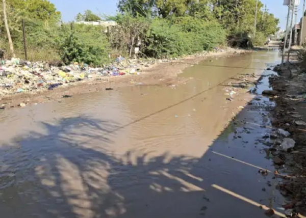 Roads submerged due to pipeline rupture in Hansapur