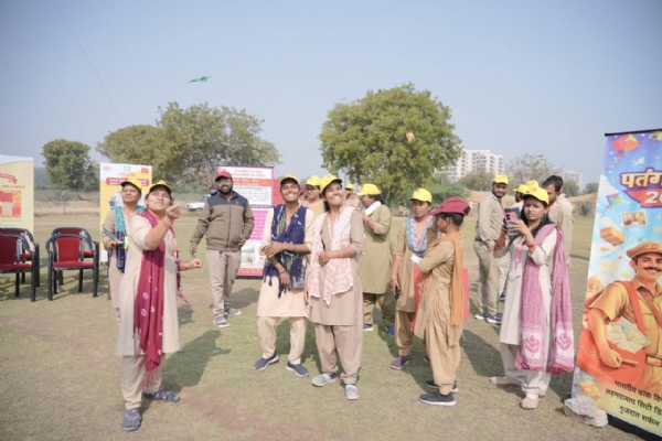 ભારતીય ડાક વિભાગે અમદાવાદમાં શાળાના બાળકો,પોસ્ટમેન અને ગ્રામ્ય ડાક સેવકો સાથે પતંગ ઉત્સવનું આયોજન