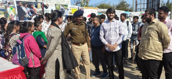 માર્ગ સલામતી બાબતે ચોપાટી ખાતે પ્રદર્શન ખુલ્લું મુકાયું.