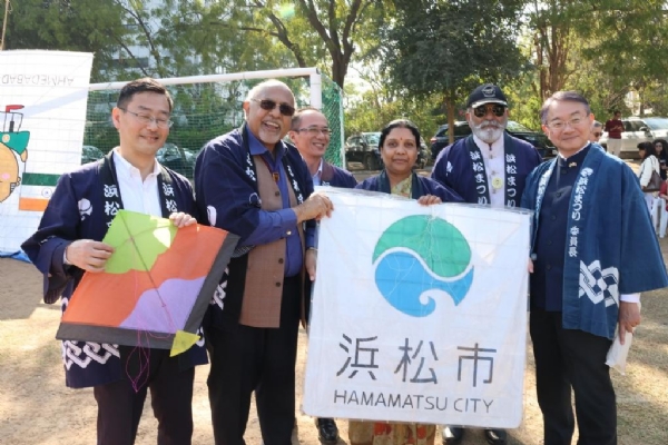 અમદાવાદમાં ઉત્તરાયણની સવારે જાપાનીઝ પતંગનું અમદાવાદી પતંગ સાથે આકાશમાં નૃત્ય