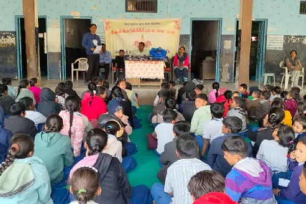 પાટણની બોમ્બે મેટલ પ્રાથમિક શાળામાં જરૂરિયાતમંદ બાળકોને ગરમ મોજાનું વિતરણ