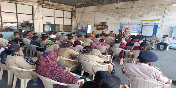 વલસાડ એસટી ડેપો ખાતે રોડ સેફટી મંથ અંતર્ગત સેફ્ટી અવેરનેસ પ્રોગ્રામ યોજાયો