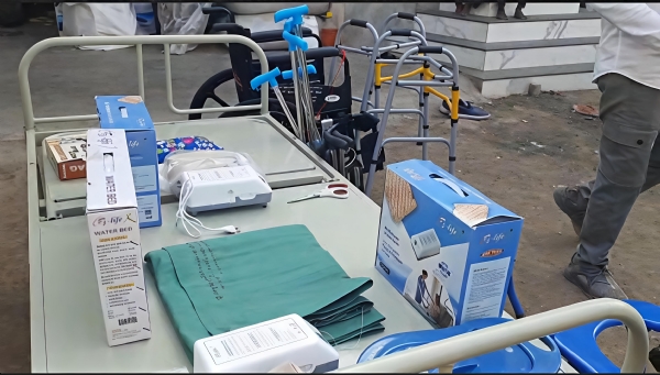 Distribution of free medical equipment worth Rs 2 lakh in Sapar village of Bagasara, a unique example of human service
