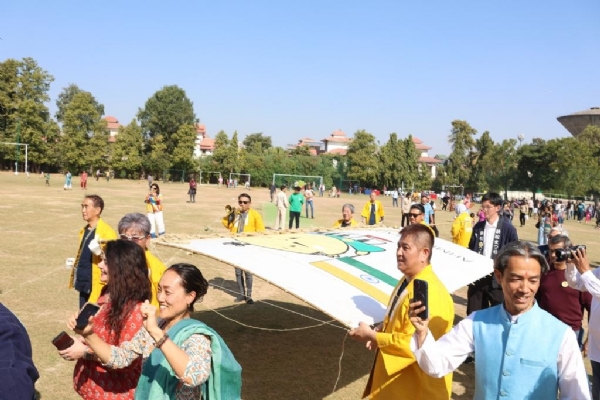 અમદાવાદમાં ઉત્તરાયણની સવારે જાપાનીઝ પતંગનું અમદાવાદી પતંગ સાથે આકાશમાં નૃત્ય