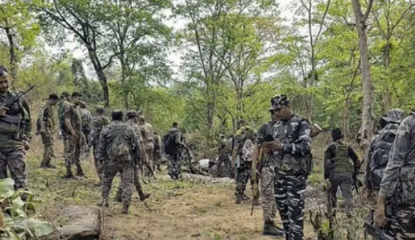 સુરક્ષા દળો અને નક્સલવાદીઓ વચ્ચે અથડામણ ચાલુ