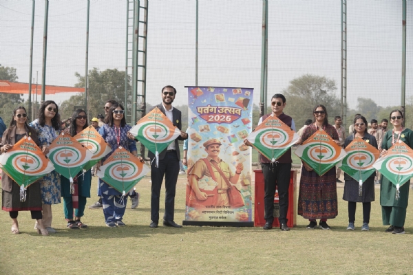 ભારતીય ડાક વિભાગે અમદાવાદમાં શાળાના બાળકો,પોસ્ટમેન અને ગ્રામ્ય ડાક સેવકો સાથે પતંગ ઉત્સવનું આયોજન