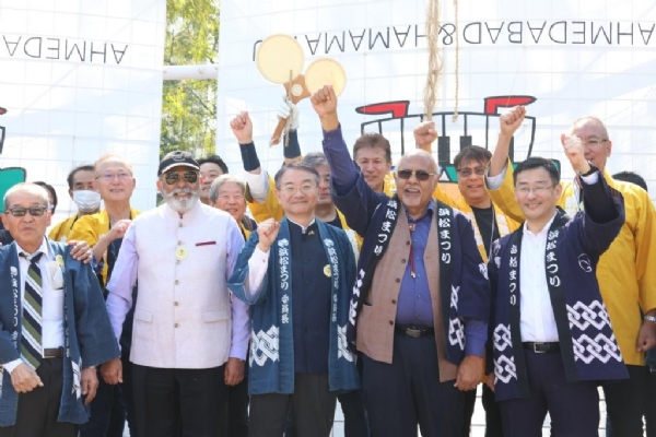 અમદાવાદમાં ઉત્તરાયણની સવારે જાપાનીઝ પતંગનું અમદાવાદી પતંગ સાથે આકાશમાં નૃત્ય