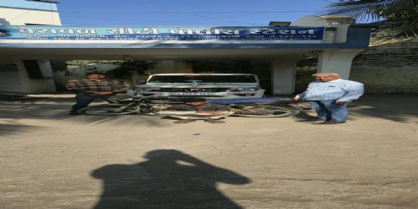 વાહન ચોરીના ગુના કામે આરોપીને ગણતરીની કલાકોમાં ચોરીમાં ગયેલ મો.સા. મુદાબાલ સાથે ચોરને પકડી ગુનાનો ભેદ ઉકેલતી ગીર સોમનાથ પોલીસ