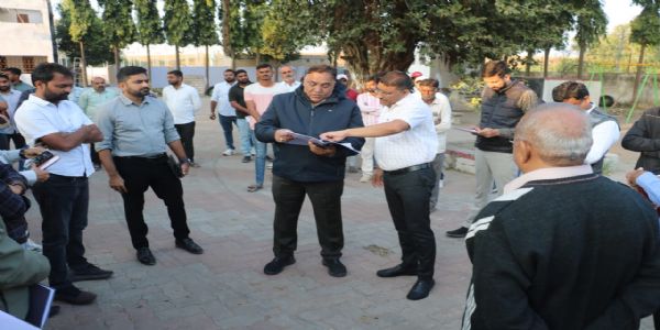 રાજ્યપાલની મુલાકાત અન્વયે સ્થળ નીરિક્ષણ કરતા જિલ્લા કલેક્ટર, ઉમરેઠી ખાતે સભાસ્થળ અને પ્રાથમિક શાળામાં વ્યવસ્થાઓનું નીરિક્ષણ કર્યું