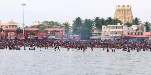 થાઈ અમાવસ્યા પર, તેમના પૂર્વજોને તર્પણ કરવા માટે રામેશ્વરમમાં ભક્તોની ભીડ ઉમટી