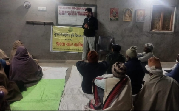 પોરબંદરના ચૌટા ગામમાં ખાતે ખેડૂતોને પ્રાકૃતિક ખેતીની જાણકારી અપાઈ.