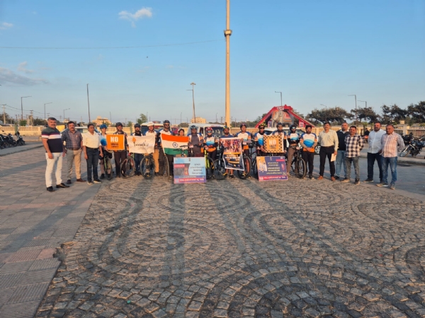 નશામુકત ગુજરાત માટે નીકળેલા સાઇકલીસ્ટોનું પોરબંદરમાં અભિવાદન કરાયું.