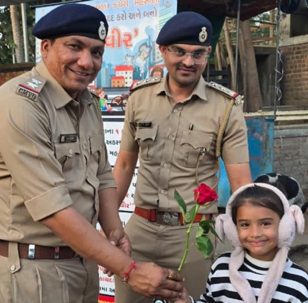 મહેસાણા શહેર માં રોડ સેફ્ટી અને રાહવીર યોજના અંગે જાગૃતિ