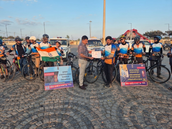 નશામુકત ગુજરાત માટે નીકળેલા સાઇકલીસ્ટોનું પોરબંદરમાં અભિવાદન કરાયું.