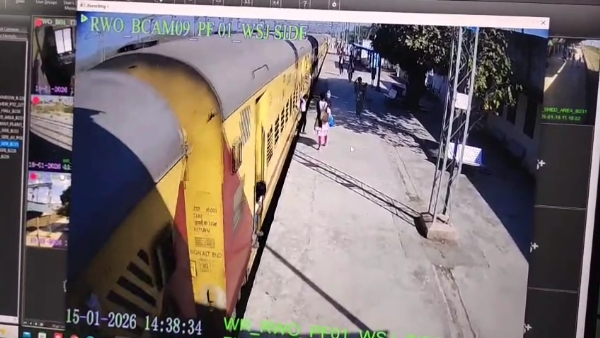 રાણાવવમાં ચાલુ ટ્રેને ઉતરવા જતા ફસાયેલ બાળકીનો જીવ રેલવે કર્મચારીએ બચાવ્યો.