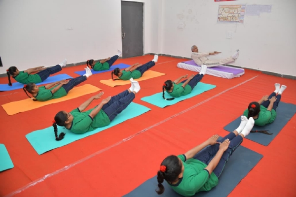 રાજ્યપાલ આચાર્ય દેવવ્રતનું વિરમપુર ખાતે કન્યા સાક્ષરતા નિવાસી શાળામાં સાદગીપૂર્ણ રાત્રી નિવાસ