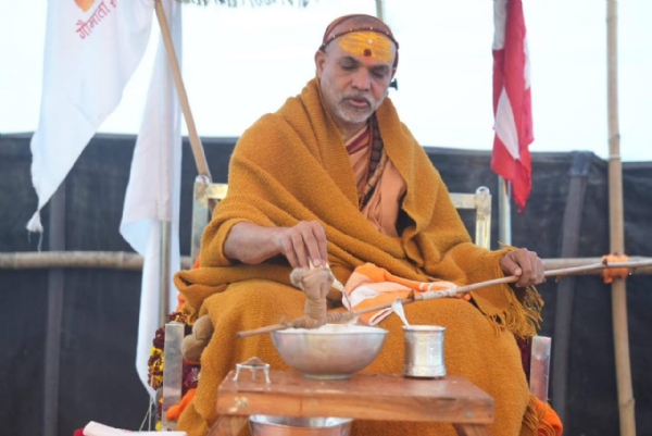 શંકરાચાર્ય સ્વામી અવિમુક્તેશ્વરાનંદ મહારાજ, શિબિરની બહાર પાલખી પર બેઠા રહ્યા