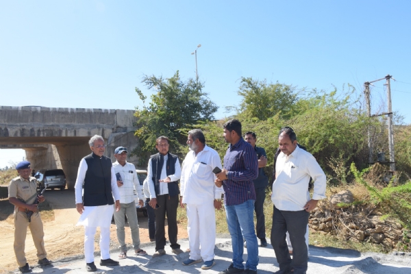 કેબિનેટ મંત્રી અર્જુન મોઢવાડિયાના હસ્તે કુલ રૂ. 8 લાખના બે માર્ગોના કામોનું ખાતમહૂર્ત કરાયું.