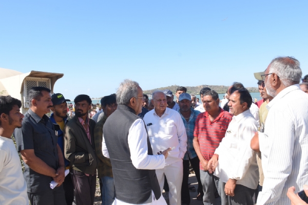 કેબિનેટ મંત્રી અર્જુન મોઢવાડિયાના હસ્તે કુલ રૂ. 8 લાખના બે માર્ગોના કામોનું ખાતમહૂર્ત કરાયું.