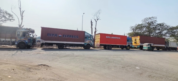 પાનોલી હાઈવે પરની હોટલ પરથી ખીચોખીચ પશુ ભરેલ 4 કન્ટેનર એડબલ્યુબીની ટીમે ઝડપી પાડ્યા