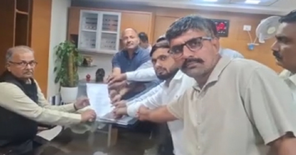 પાટણ ચૌધરી સમાજે પાલનપુર હત્યા કેસમાં નિષ્પક્ષ અને વૈજ્ઞાનિક તપાસની માંગ સાથે પાટણ કલેક્ટર તુષાર ભટ્ટને આવેદનપત્ર પાટણ ચૌધરી સમાજે પાલનપુર હત્યા કેસમાં નિષ્પક્ષ અને વૈજ્ઞાનિક તપાસની માંગ સાથે પાટણ કલેક્ટર તુષાર ભટ્ટને આવેદનપત્ર