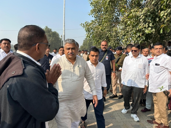 હર્ષ સંઘવીએ કુડાદરા ઉપસ્થિત રહી ઈશ્ર્વરસિંહ પટેલને સાંત્વના આપી તેમના માતૃશ્રીને શ્રધાંજલિ અર્પી