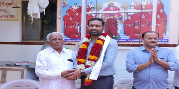 કેરીયારોડ સ્વામિનારાયણ મંદિરે દિવ્ય શાકોત્સવમાં મંત્રી કોશિક વેકારીયા ઉપસ્થિત
