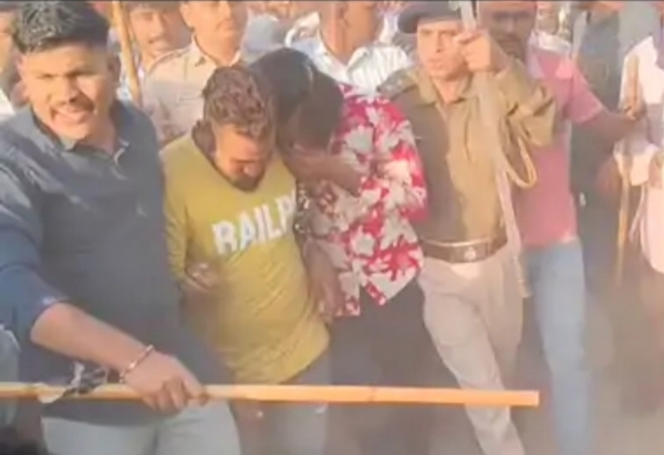 ગોતરકા પીરની દરગાહ ચોરી કેસમાં બે આરોપી ઝડપાયા, પોલીસ દ્વારા બંને આરોપીઓને સ્થળ પર લઈ જઈ ઘટનાનું રીકન્સ્ટ્રક્શન પણ કરાવામા આવ્યું. ગોતરકા પીરની દરગાહ ચોરી કેસમાં બે આરોપી ઝડપાયા, પોલીસ દ્વારા બંને આરોપીઓને સ્થળ પર લઈ જઈ ઘટનાનું રીકન્સ્ટ્રક્શન પણ કરાવામા આવ્યું.