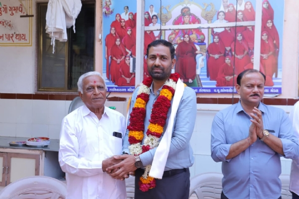 કેરીયારોડ સ્વામિનારાયણ મંદિરે દિવ્ય શાકોત્સવમાં મંત્રી કોશિક વેકારીયા ઉપસ્થિત
