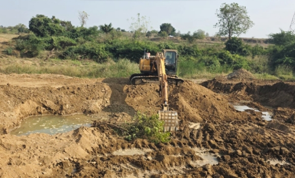કોંઢ ગામમાં 40 લાખનું એસ્કેવેટર માટી ખોદતા ભરૂચ ખાણ ખનીજ વિભાગે ઝડપી પાડ્યું
