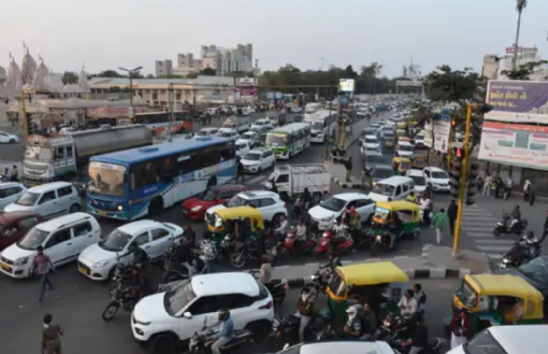 રાધનપુર ચોકડીના ટ્રાફિક સિગ્નલ ટ્રાયલમાં ફેલ, સવારે–સાંજે એક કલાક સુધી વાહનચાલકો ફસાયા