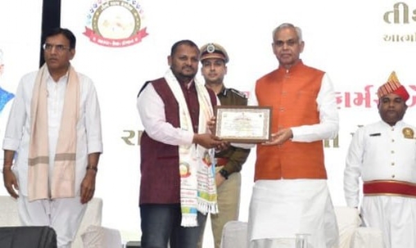 રાજ્યપાલના હસ્તે જેસર તાલુકાના અજિત સિંહ ગોહિલને પ્રાકૃતિક કૃષિ નો રાજ્ય કક્ષાનો બેસ્ટ આત્મા એવોર્ડ એનાયત