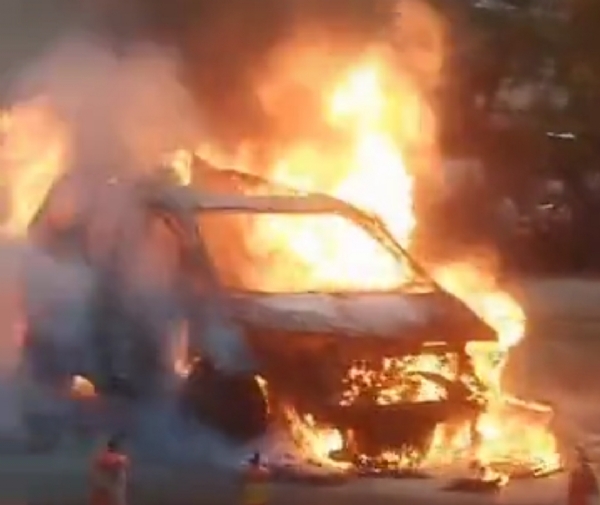 ચાલુ લક્ઝુરિયસ કિયા કાર્નિવલ કારમાં આગ