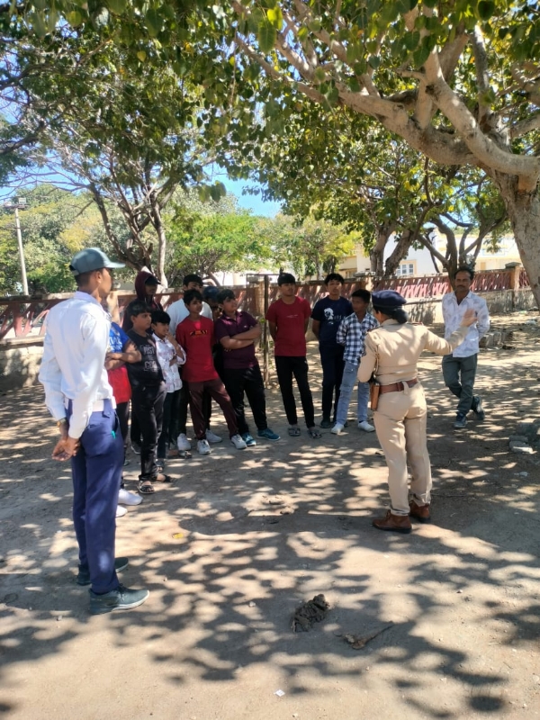 માધવપુર હાઇવે પર ટ્રાફિક અવેરનેશ કાર્યક્રમ યોજાયો.