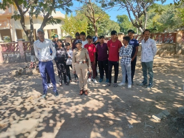 માધવપુર હાઇવે પર ટ્રાફિક અવેરનેશ કાર્યક્રમ યોજાયો.