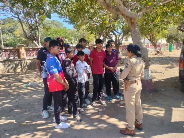 માધવપુર હાઇવે પર ટ્રાફિક અવેરનેશ કાર્યક્રમ યોજાયો.