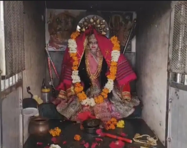 ચાટાવાડા નજીક સધી માતાજીના મંદિરમાં મોડી રાત્રે અજાણ્યા તસ્કરોએ ચોરી કરી.