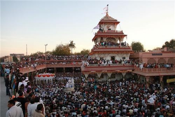 નડિયાદના સંતરામ મંદિરે પોષી પૂનમના પાવન અવસરે હજારો મણ બોર ઊછળ્યા