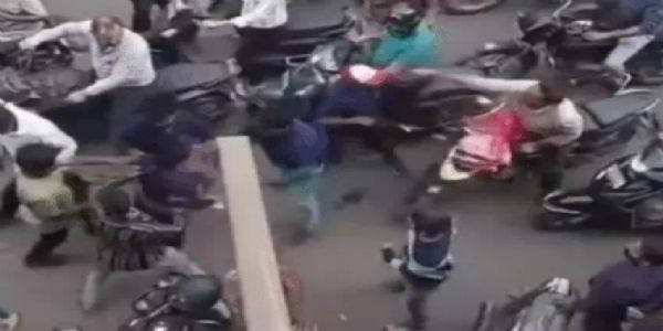 સુરતમાં ટ્રાફિક ક્રેન કર્મચારીઓની દાદાગીરી: વીડિયો ઉતારતા યુવક સાથે ઝપાઝપી