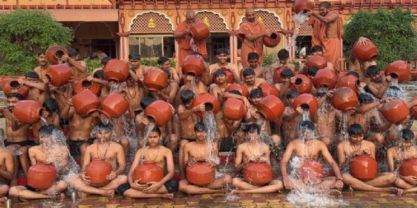 સુરતના શ્રી સ્વામિનારાયણ ગુરૂકુલના વિદ્યાર્થીઓનું માઘસ્નાન