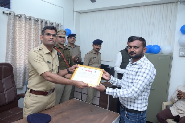 સરપંચો સાથે બેઠક: ગામોમાં સીસીટીવી કેમેરા સ્થાપન અંગે સંવાદ, દાતાઓનું સન્માન સરપંચો સાથે બેઠક: ગામોમાં સીસીટીવી કેમેરા સ્થાપન અંગે સંવાદ, દાતાઓનું સન્માન