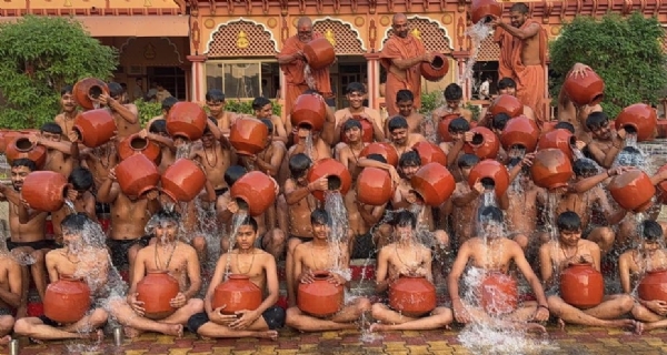 સુરતના શ્રી સ્વામિનારાયણ ગુરૂકુલના વિદ્યાર્થીઓનું માઘસ્નાન