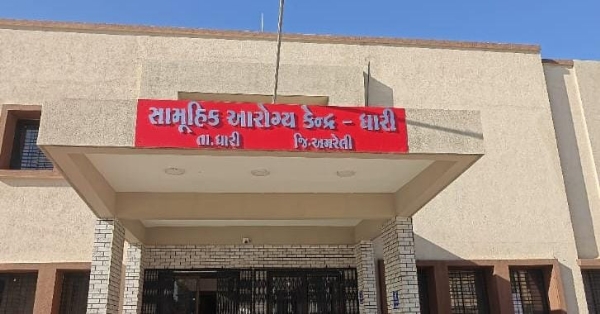 ધારીમાં શેત્રુજી નદી કાંઠે આધેડની લાશ મળી, પોલીસે તપાસ શરૂ કરી  અમરેલી જિલ્લાના Dhari શહેરના શેત્રુજી નદી કાંઠે આજે એક અજાણ્યા આધેડ પુરુષની લાશ મળી આવતા વિસ્તારમાં ચકચાર મચી ગઈ છે. ધારીના પ્રેમપરા વિસ્તારમાં આવેલા ખોડિયાર ડેમ નજીક Shetrunji Riverમાં લાશ દેખાતાં સ્થાનિક લોકોએ તાત્કાલિક પોલીસને જાણ કરી હતી.  માહિતી મળતાની સાથે ધારી પોલીસ ઘટનાસ્થળે પહોંચી અને નદીમાંથી લાશ બહાર કાઢી કાર્યવાહી હાથ ધરી હતી. ત્યારબાદ મૃતદેહને પોસ્ટમોર્ટમ માટે ધારી સિવિલ હોસ્પિટલમાં ખસેડવામાં આવ્યો હતો. પ્રાથમિક તપાસમાં જાણવા મળ્યું છે કે મૃતક ત્રણ દિવસ પહેલા ઘરેથી ગુમ થયો હતો, જેની શોધખોળ પરિવારજનોએ કરી હતી.  લાશ મળી આવતાં પરિવારજનો તેમજ સ્થાનિકોમાં શોકની લાગણી ફેલાઈ ગઈ છે. હાલ પોલીસે મૃતકની ઓળખ, મોતનું કારણ તેમજ કોઈ ગુનાહિત બનાવ છે કે અકસ્માત તે બાબતે વિવિધ દિશામાં તપાસ શરૂ કરી છે. આસપાસના વિસ્તારોના લોકોની પૂછપરછ કરવામાં આવી રહી છે તેમજ ગુમ થયાની નોંધ સાથે ઘટનાને જોડીને તપાસ આગળ વધારવામાં આવી છે.  પોલીસ દ્વારા પોસ્ટમોર્ટમ રિપોર્ટ બાદ જ મૃત્યુનું ચોક્કસ કારણ સ્પષ્ટ થશે તેમ જણાવાયું છે. ઘટનાને લઈને ધારી શહેર અને આસપાસના વિસ્તારોમાં ભારે ચર્ચા જોવા મળી રહી છે.