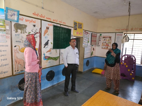 સતલાસણાના તખતપુરા ગામે આંગણવાડી કેન્દ્રની જિલ્લા કલેક્ટર કચેરીના અધિકારી દ્વારા મુલાકાત