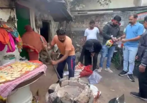 પાટણમાં મીરાં દરવાજા વિસ્તારમાં પાલિકાનું મેગા સફાઈ અભિયાન અને ગેરકાયદેસર પ્રવૃત્તિઓ સામે કડક કાર્યવાહી કરવામાં આવી