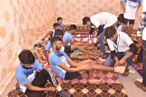 ગિરનાર આરોહણ-અવરોહણ સ્પર્ધાના સ્પર્ધકોને મેડિકલ ટીમ દ્વારા