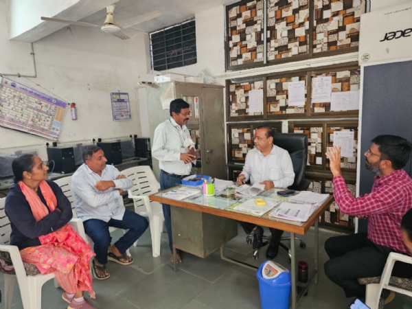 આંકલીયારા ગામે મતદાન મથકની જિલ્લા કલેક્ટર કચેરી અધિકારી દ્વારા મુલાકાત, SIR કામગીરીની સમીક્ષા